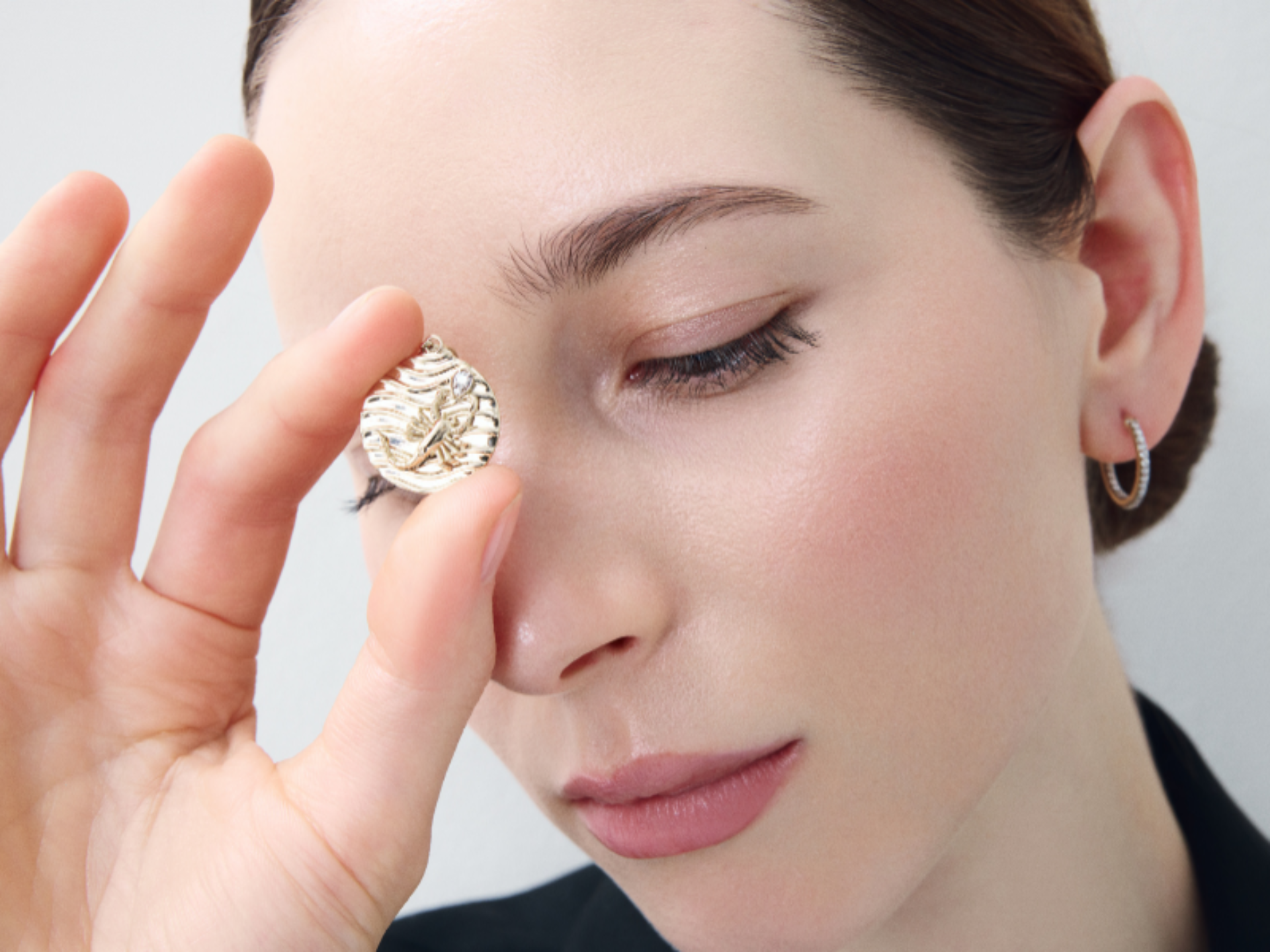 Astrolojik Zarafet: Burcuna Özel Takılar